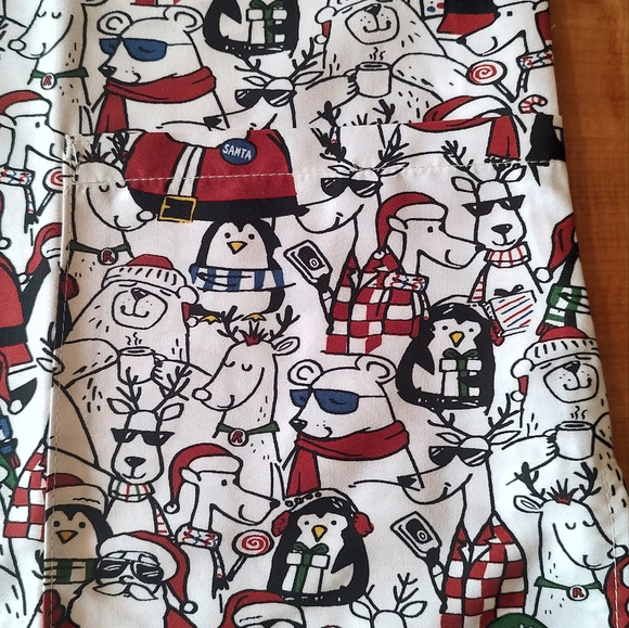 Women's Scrub Top Size Large by Gabby Brooke Christmas Santa Penguin pattern NWT - Picture 4 of 5